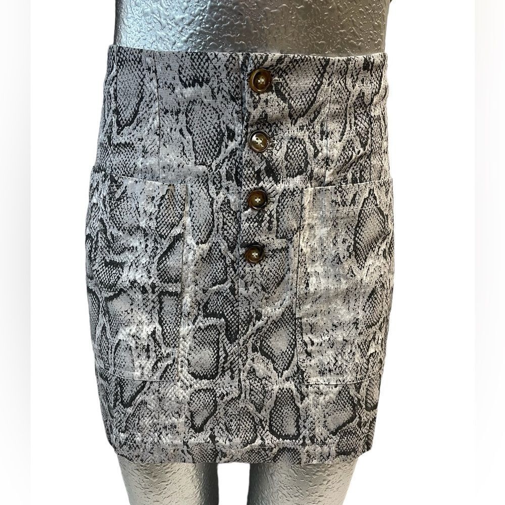 MOD on Trend, Snake print, 4 button, mini skirt, w/ 2 pockets Size M
